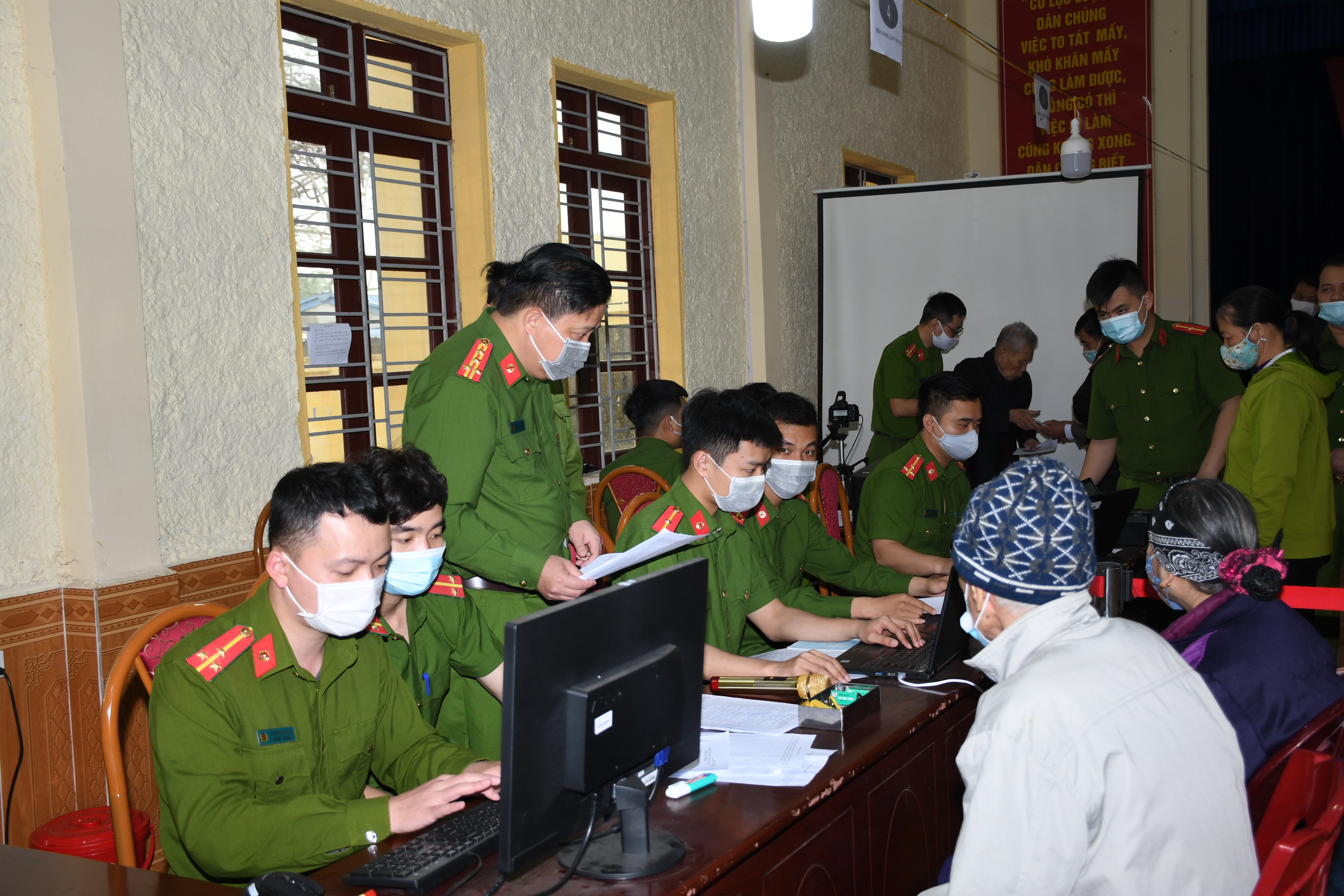 Động viên cán bộ chiến sỹ cấp căn cước công dân gắn chíp điện tử trên địa bàn huyện Cát Hải